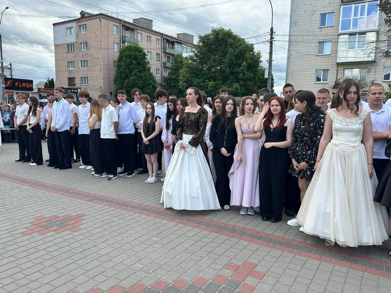 Бал випускників на площі Звягеля