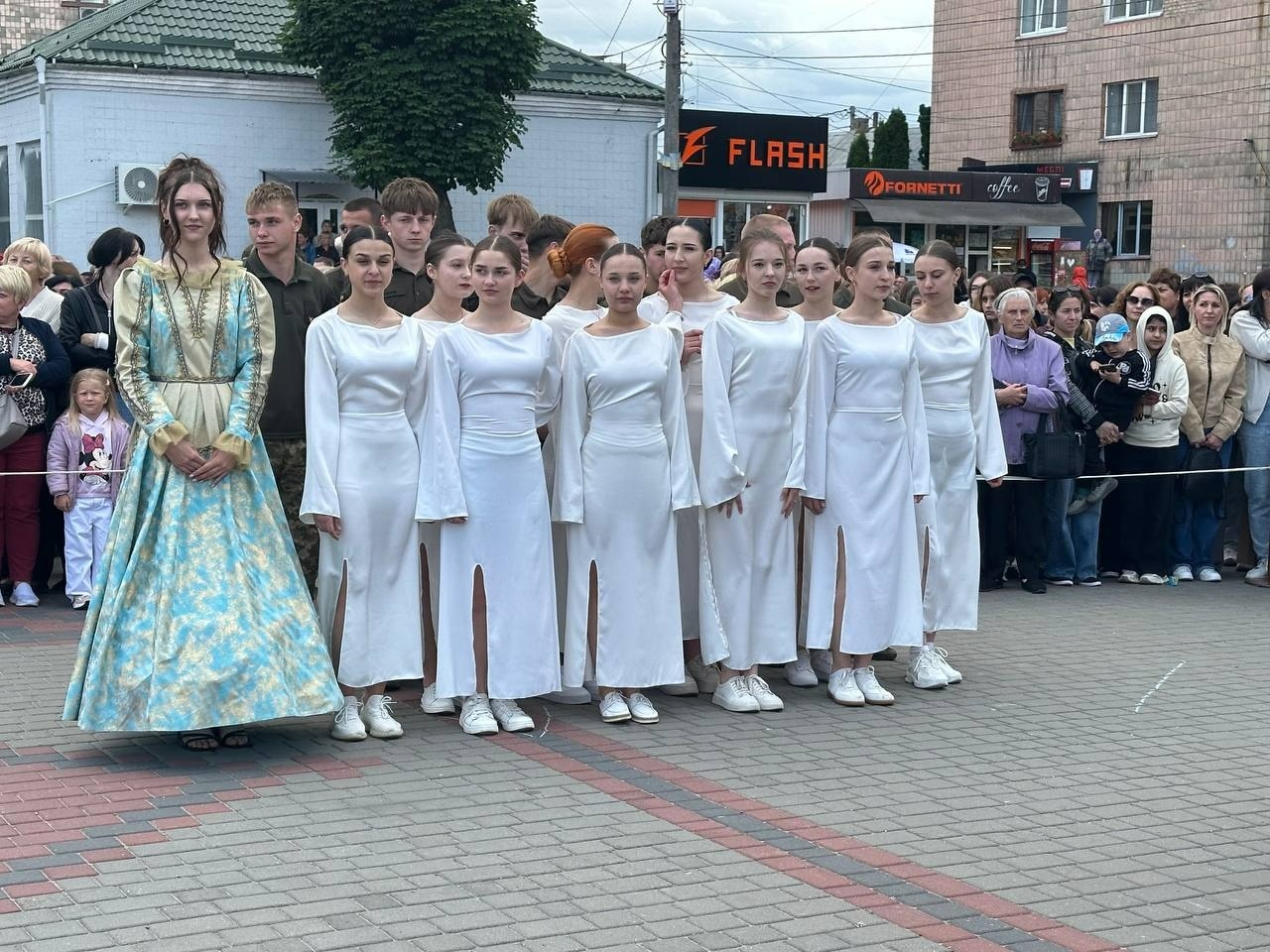 Бал випускників на площі Звягеля