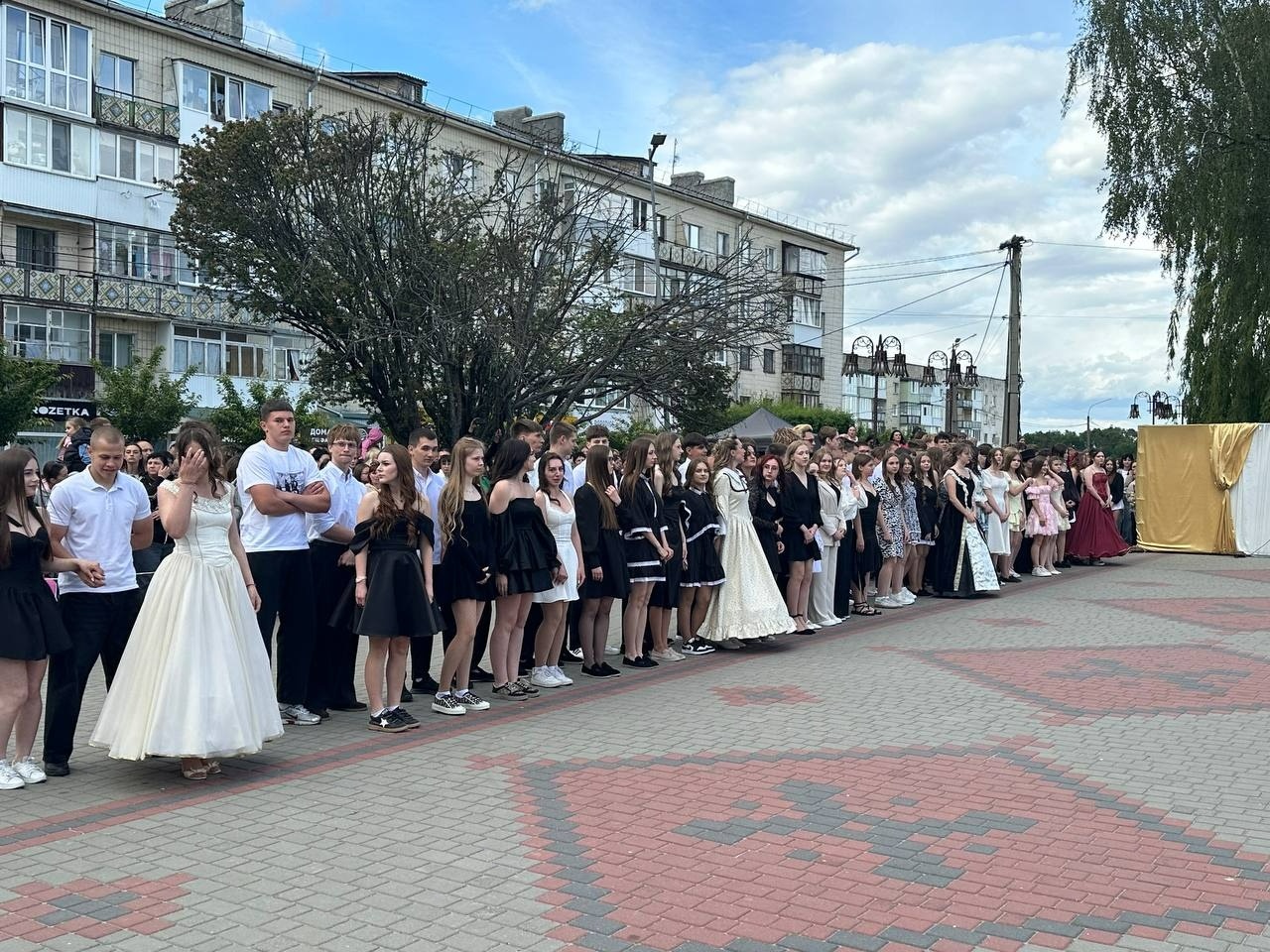 Бал випускників на площі Звягеля