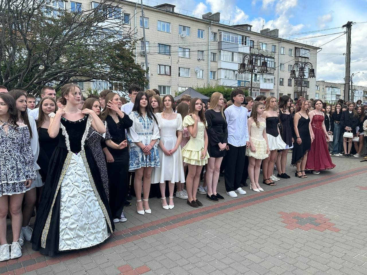 Бал випускників на площі Звягеля