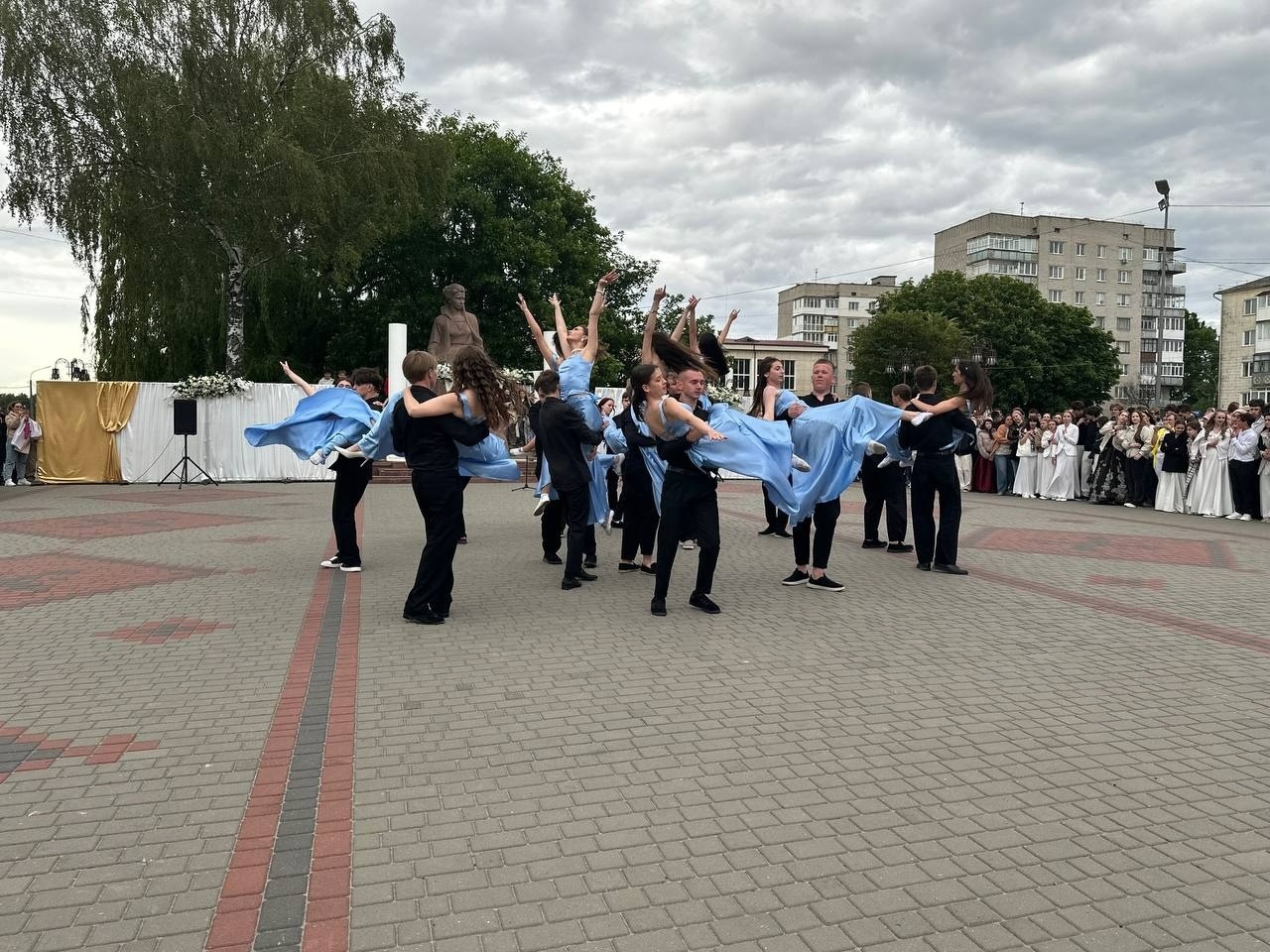 Бал випускників на площі Звягеля