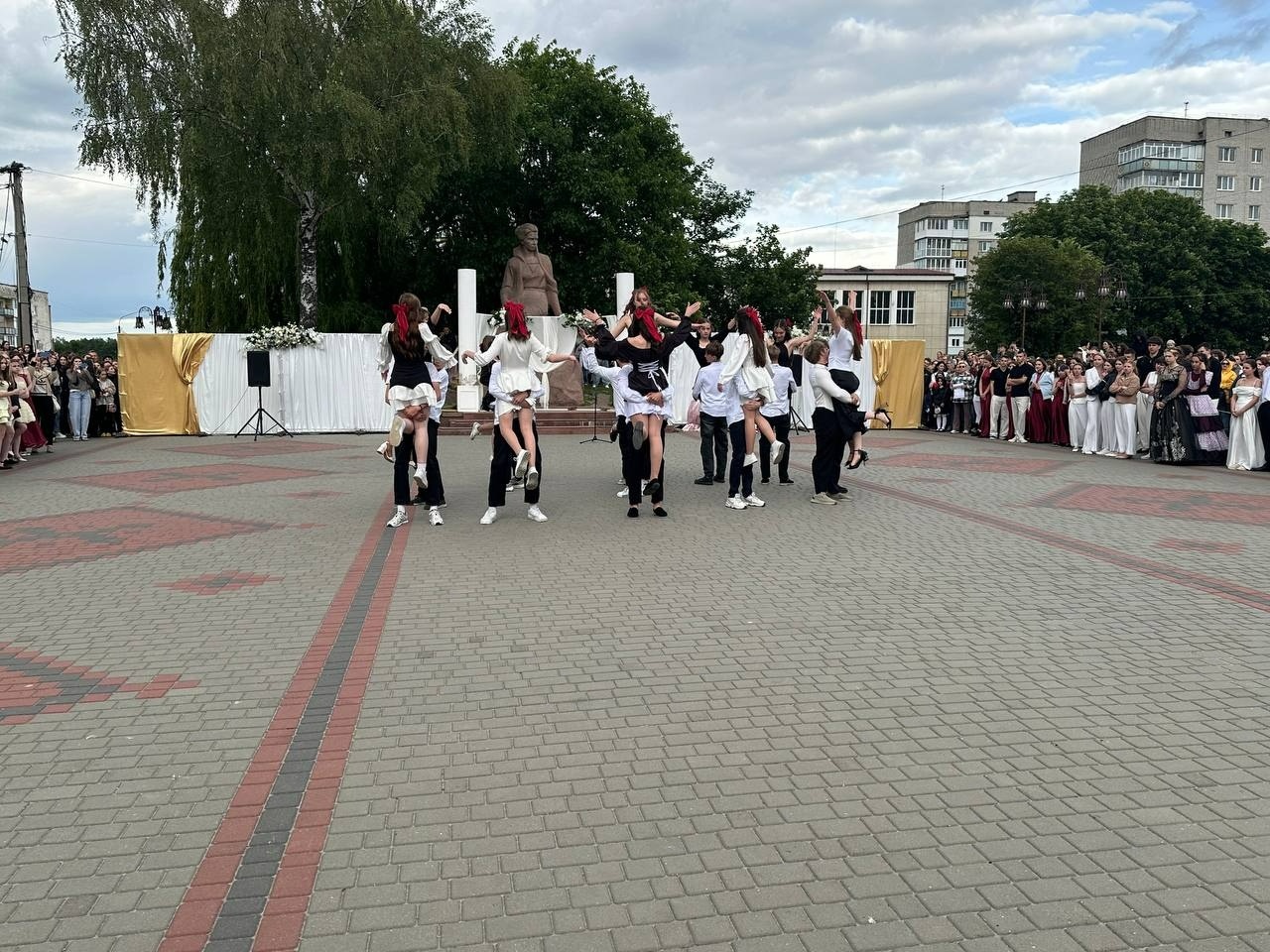 Бал випускників на площі Звягеля