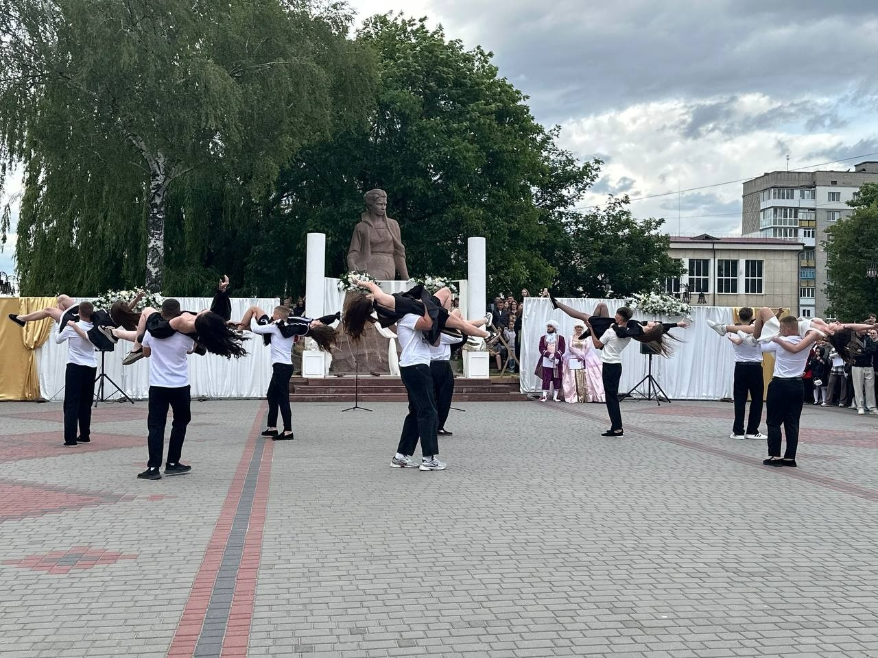 Бал випускників на площі Звягеля