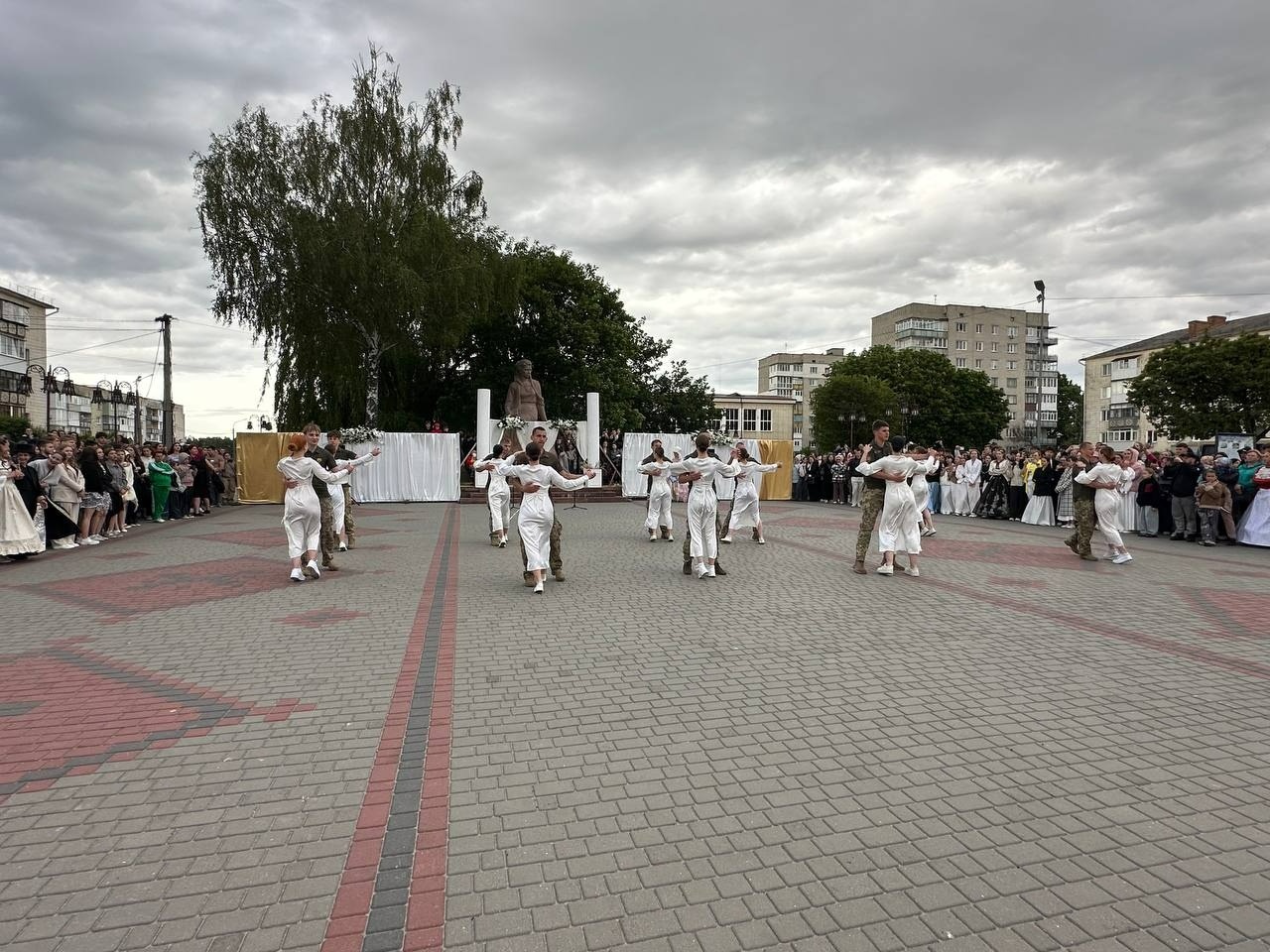 Бал випускників на площі Звягеля