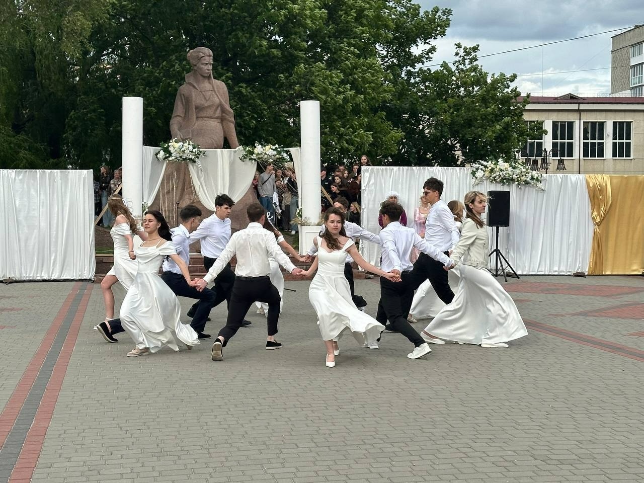 Бал випускників на площі Звягеля