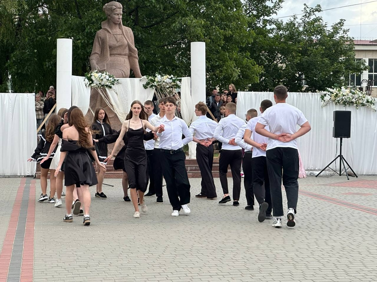 Бал випускників на площі Звягеля