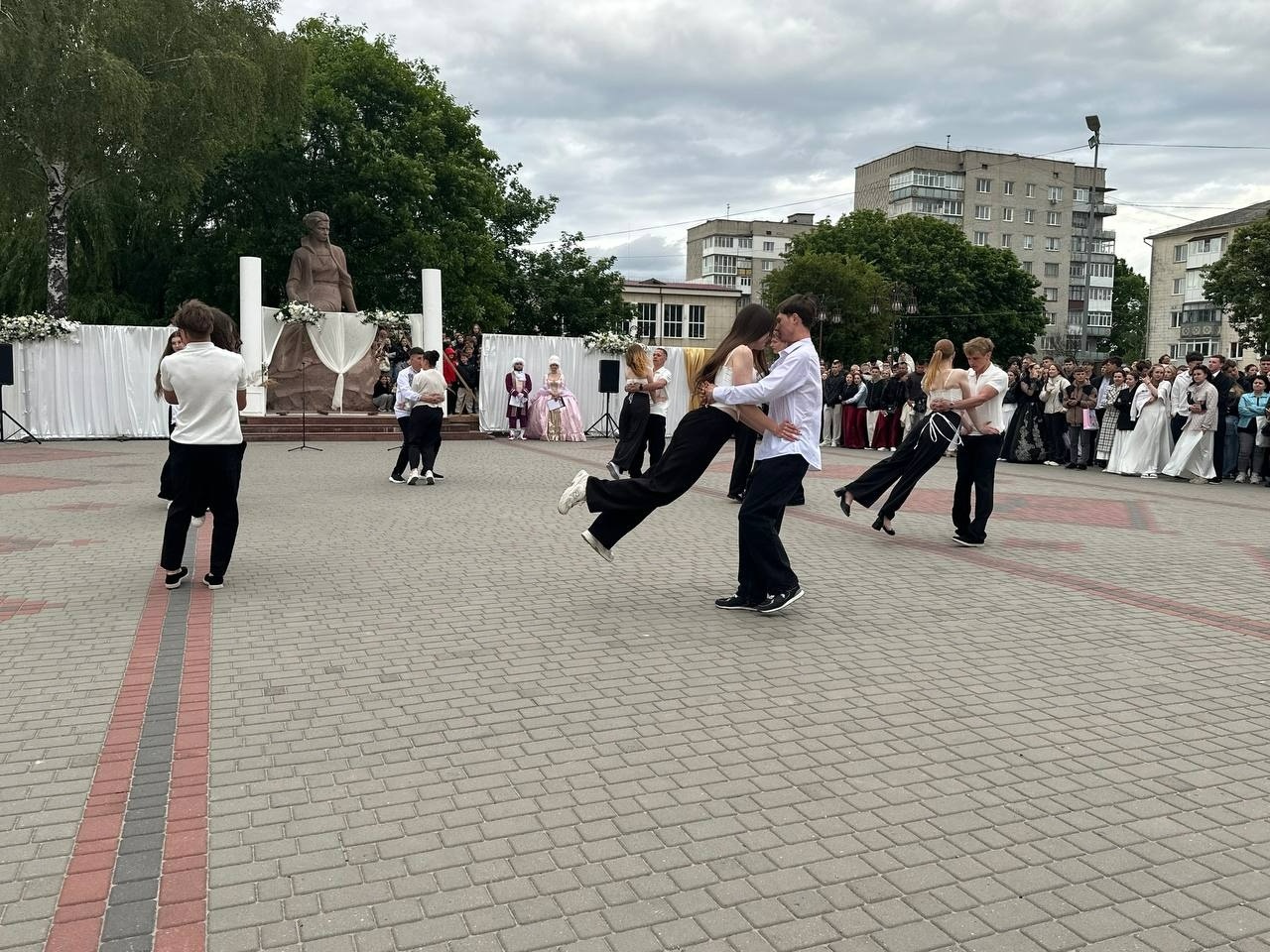 Бал випускників на площі Звягеля