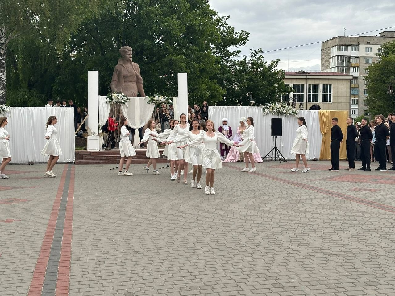 Бал випускників на площі Звягеля