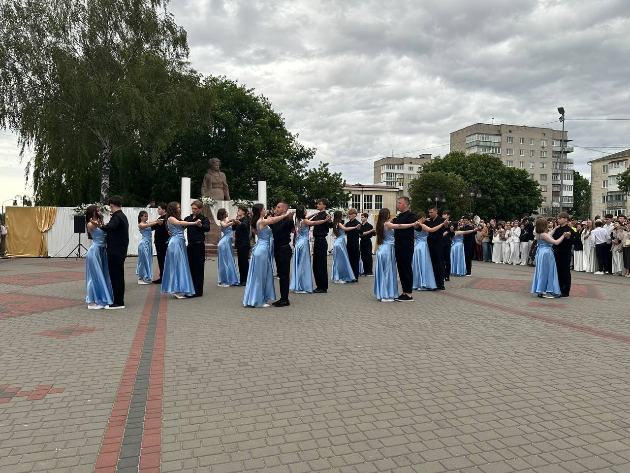 Бал випускників на площі Звягеля