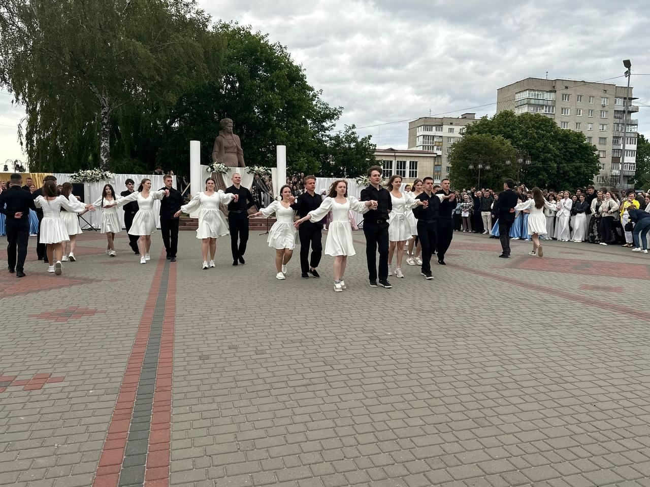 Бал випускників на площі Звягеля