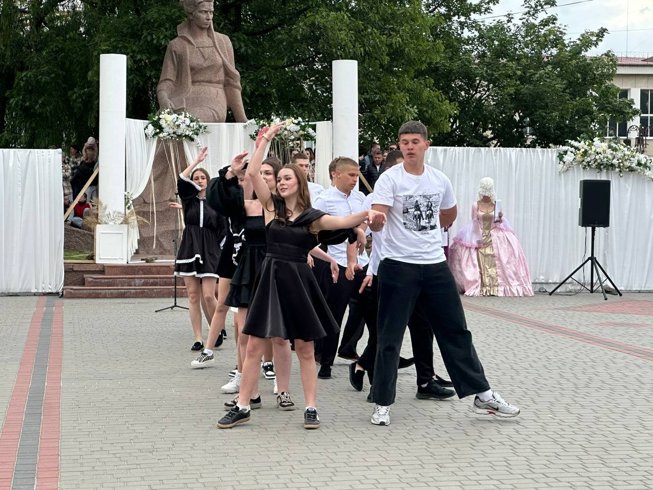 Бал випускників на площі Звягеля