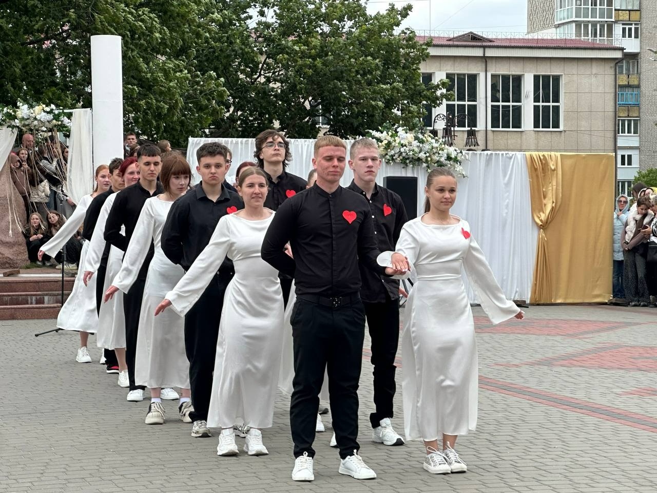 Бал випускників на площі Звягеля