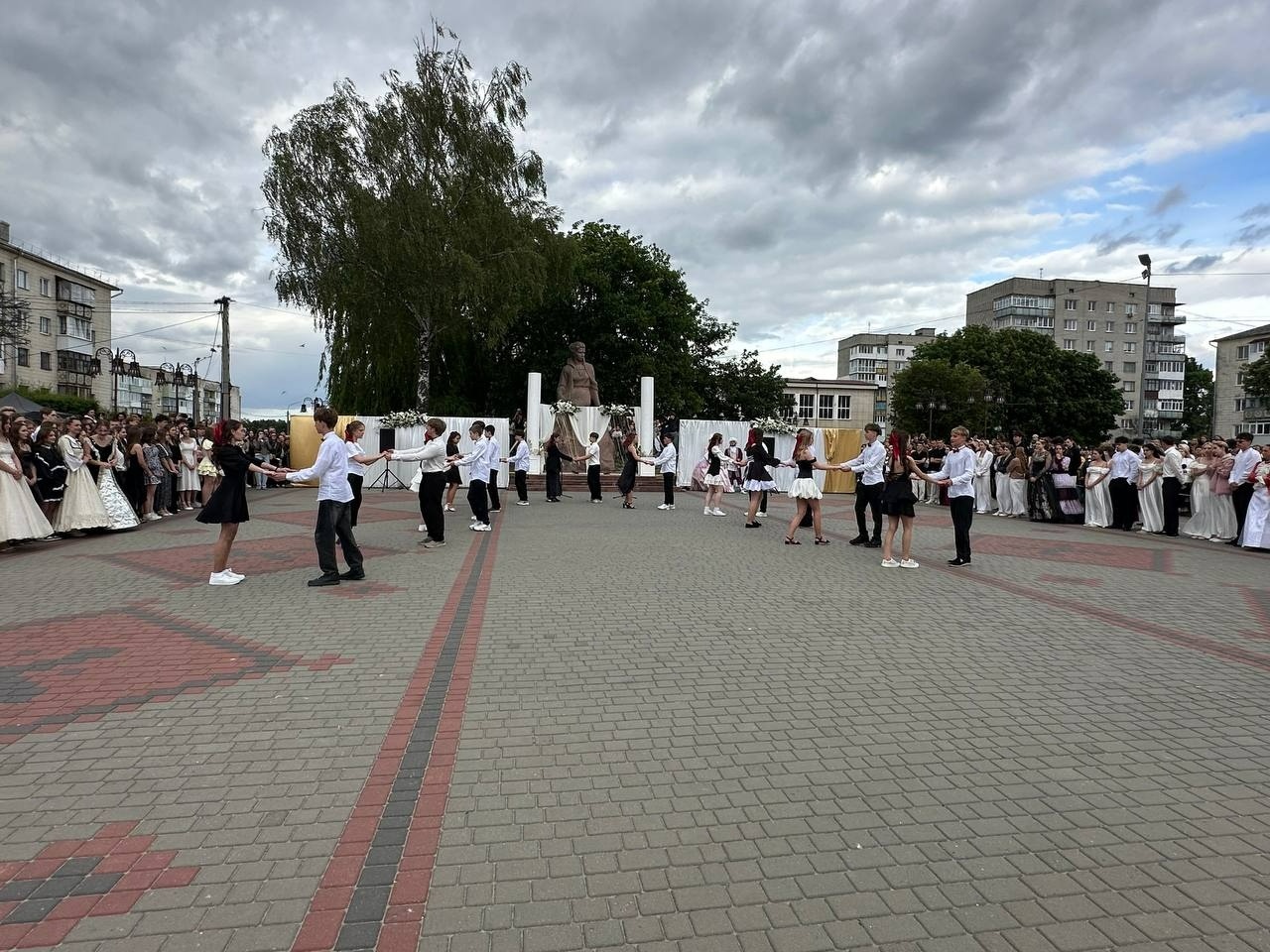 Бал випускників на площі Звягеля