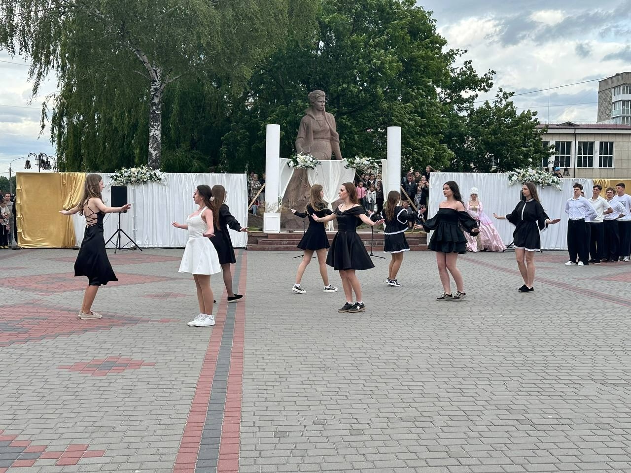 Бал випускників на площі Звягеля