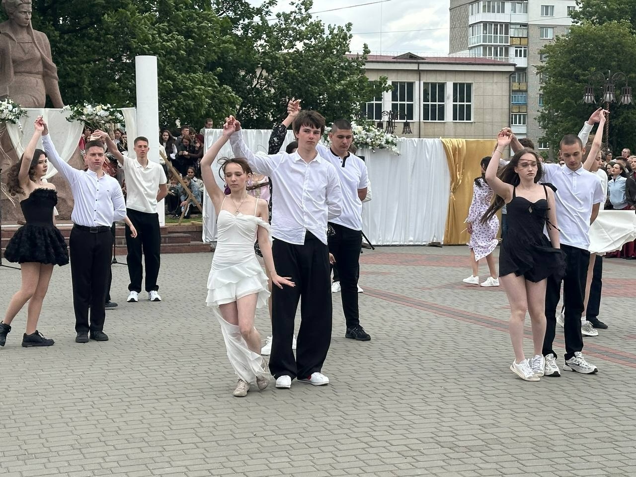 Бал випускників на площі Звягеля