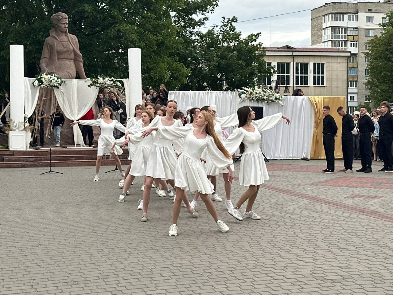 Бал випускників на площі Звягеля