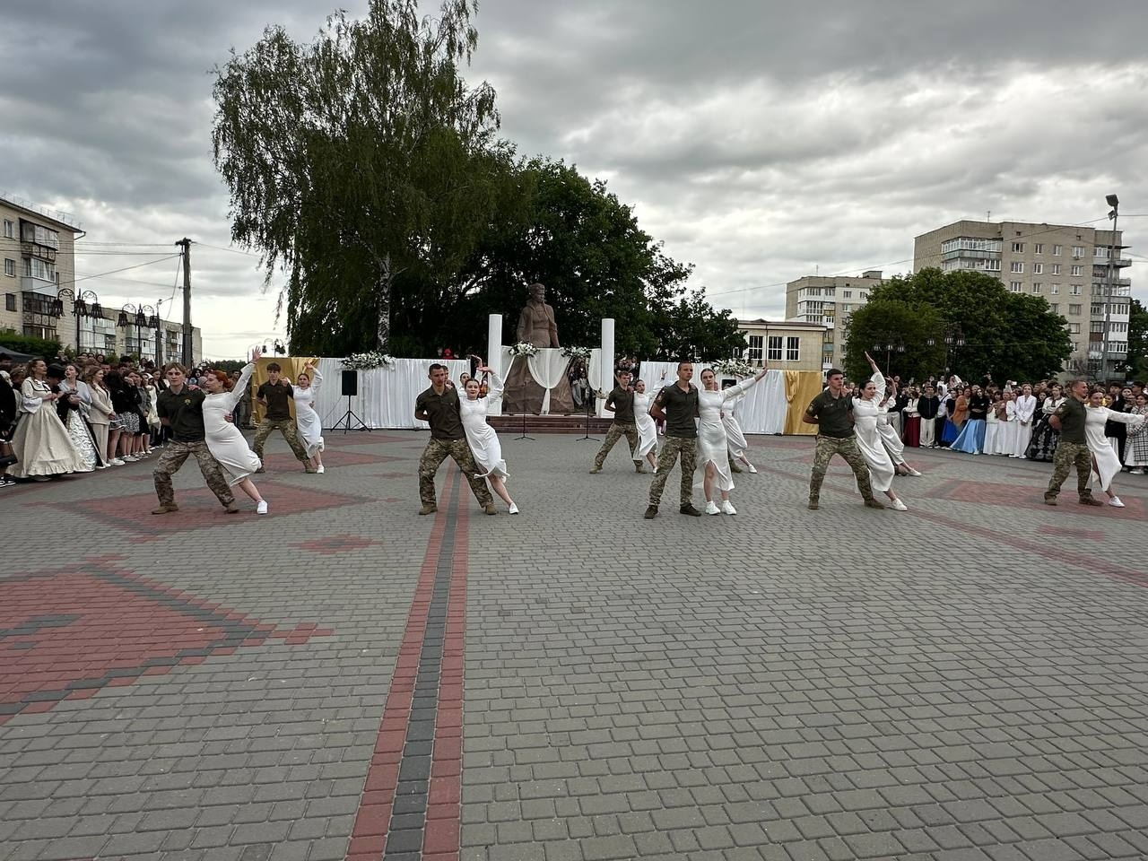 Бал випускників на площі Звягеля
