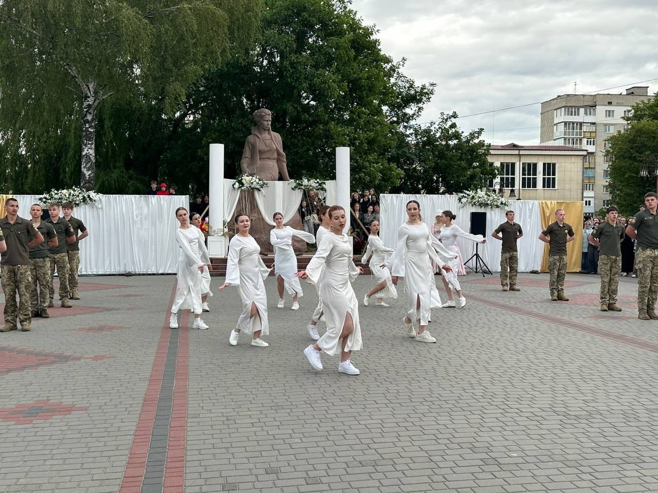 Бал випускників на площі Звягеля