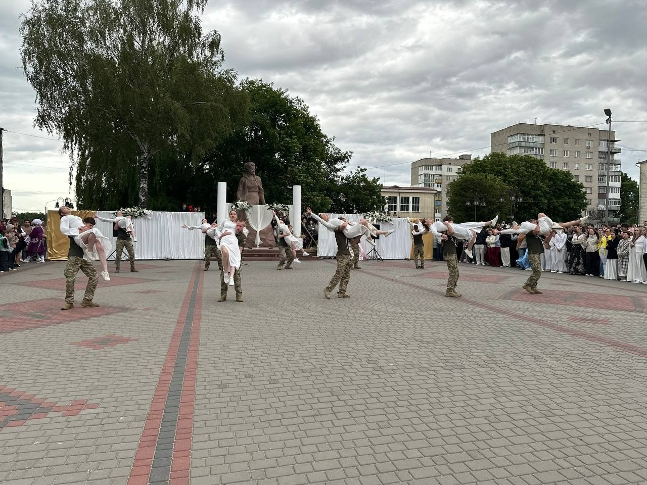 Бал випускників на площі Звягеля
