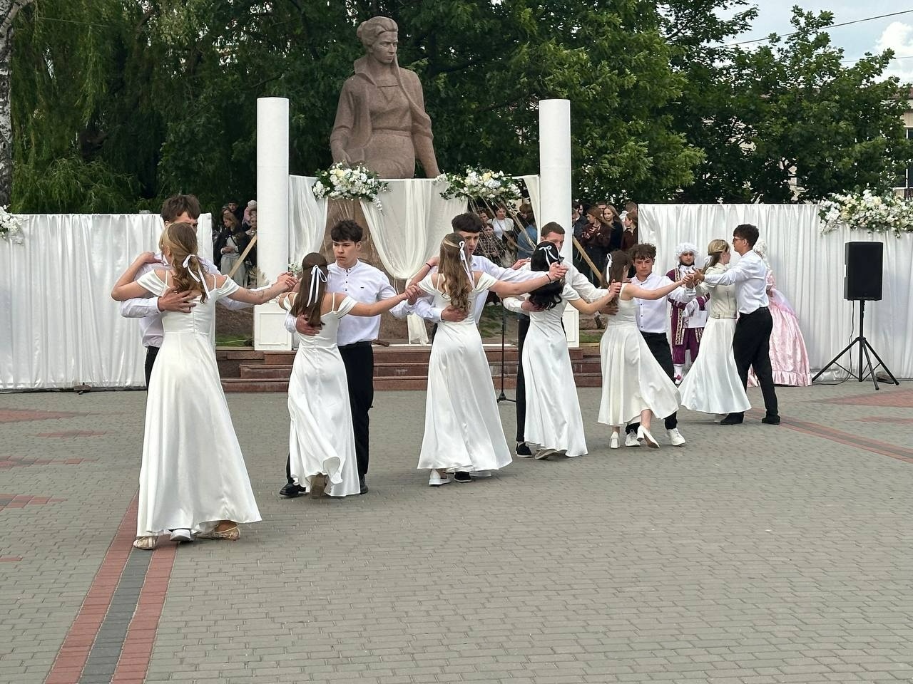 Бал випускників на площі Звягеля