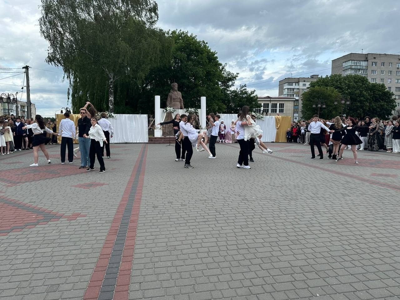 Бал випускників на площі Звягеля
