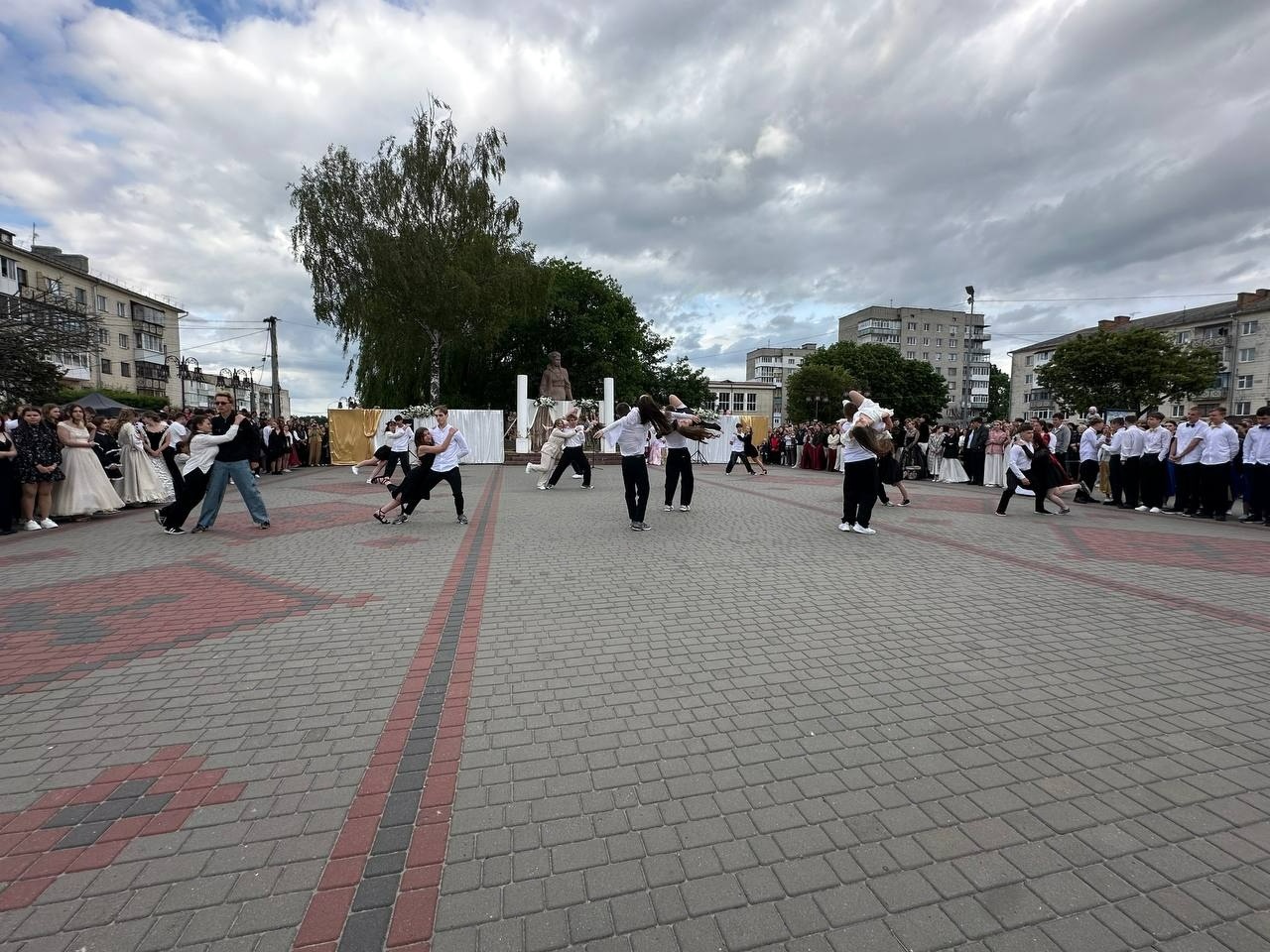 Бал випускників на площі Звягеля