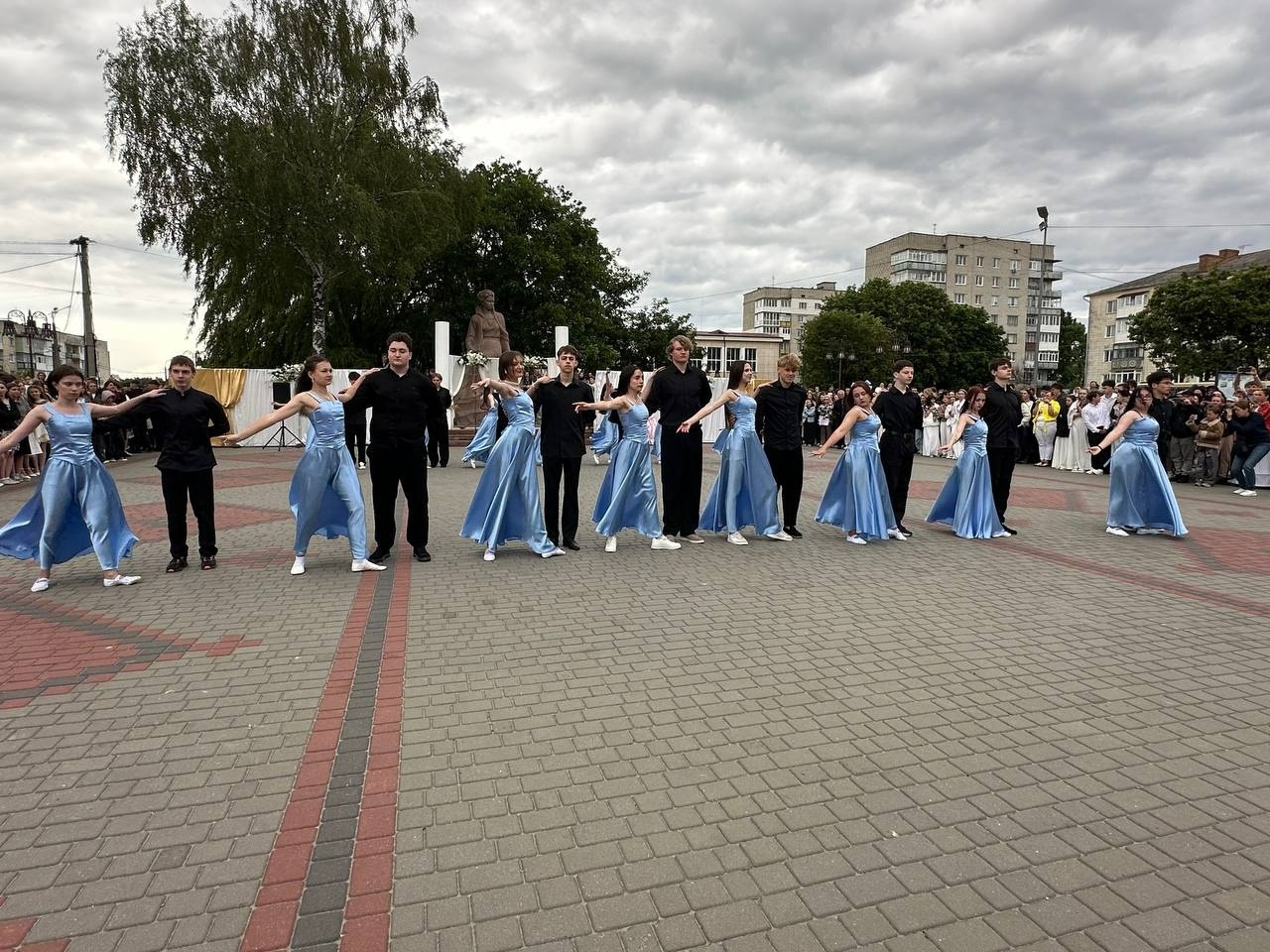 Бал випускників на площі Звягеля