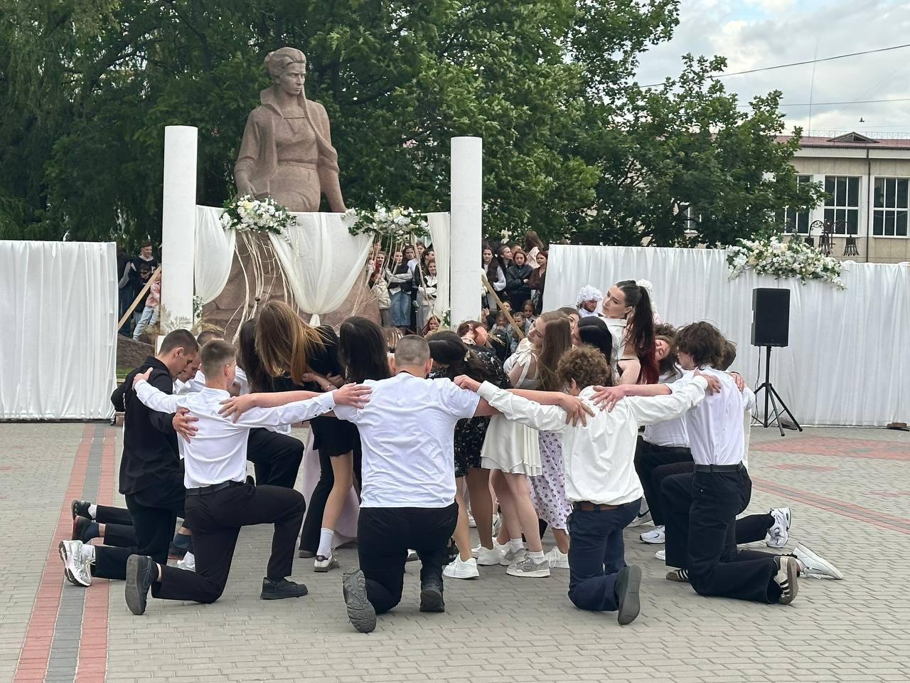 Бал випускників на площі Звягеля