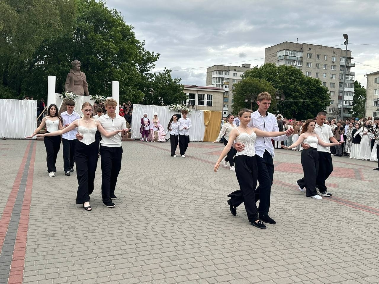 Бал випускників на площі Звягеля