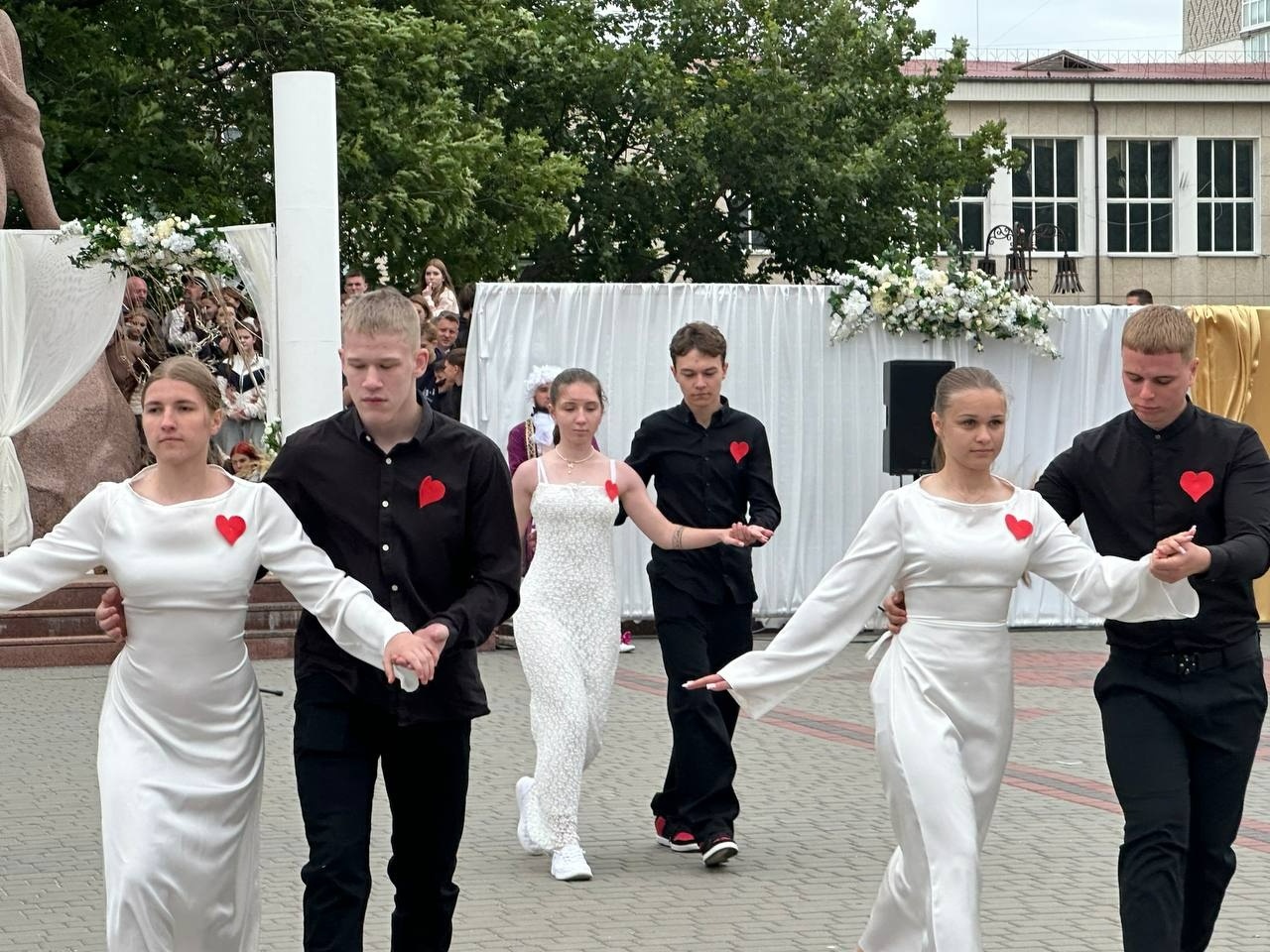 Бал випускників на площі Звягеля