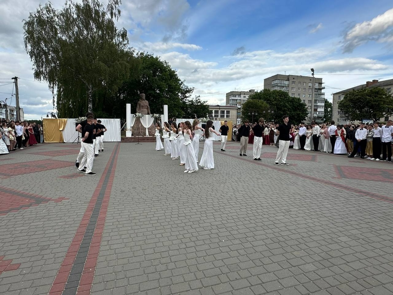 Бал випускників на площі Звягеля