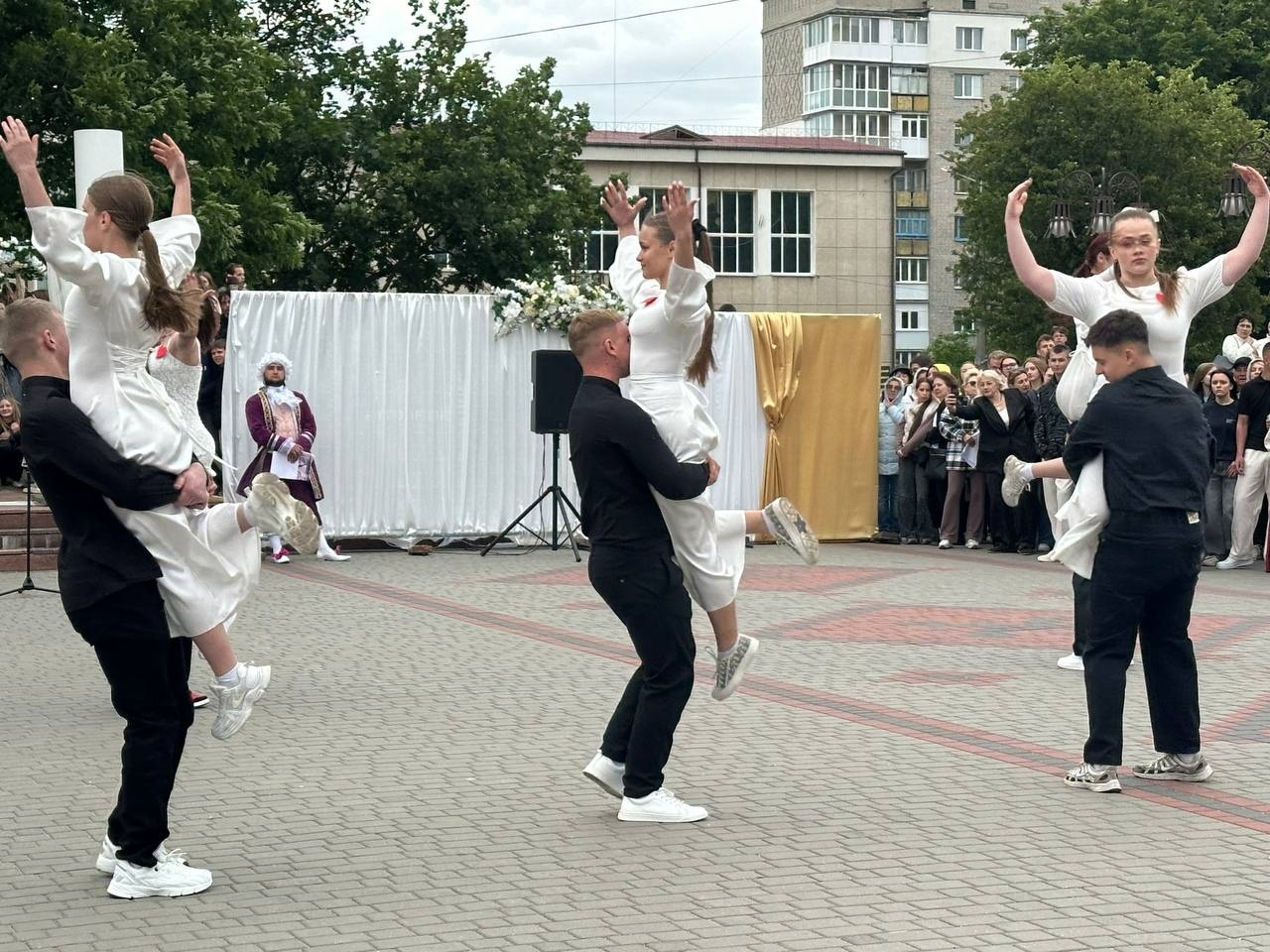 Бал випускників на площі Звягеля