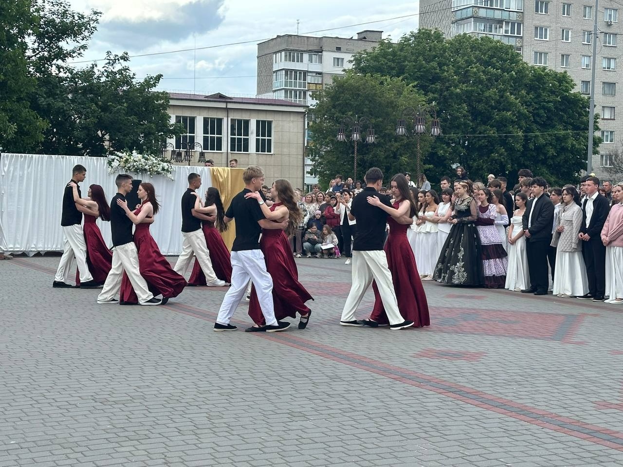 Бал випускників на площі Звягеля