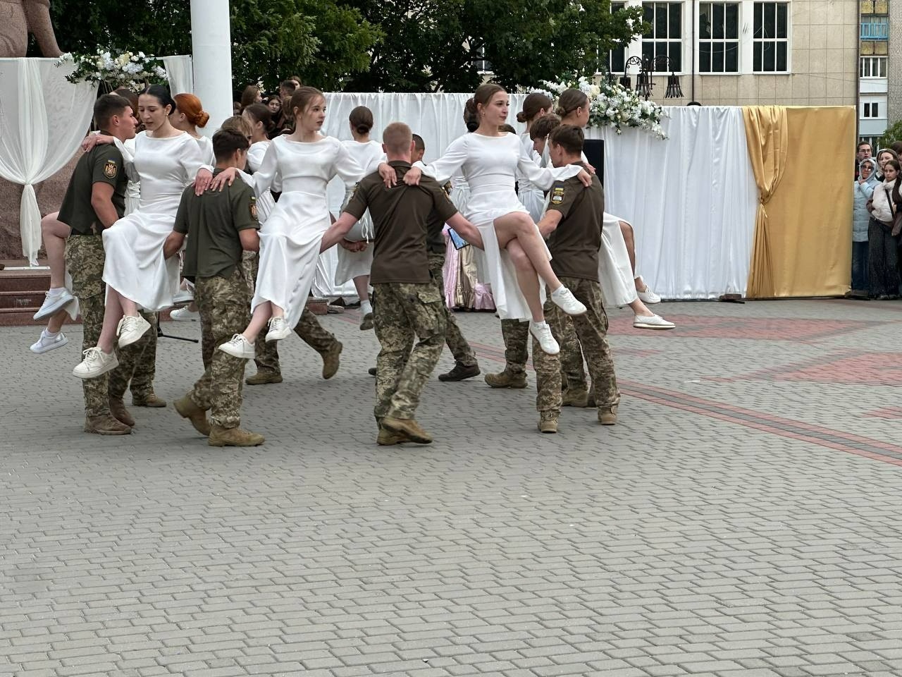 Бал випускників на площі Звягеля