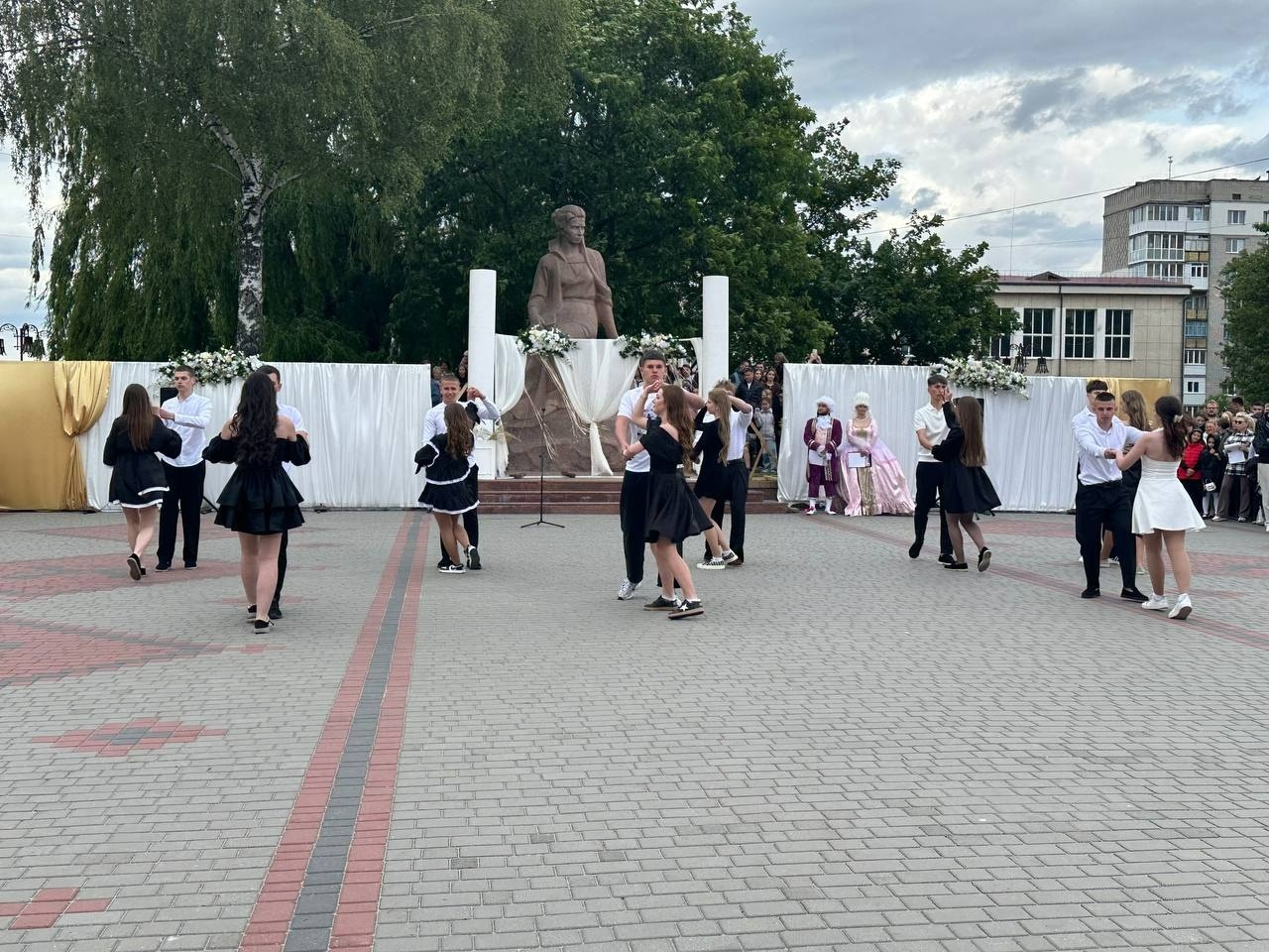 Бал випускників на площі Звягеля