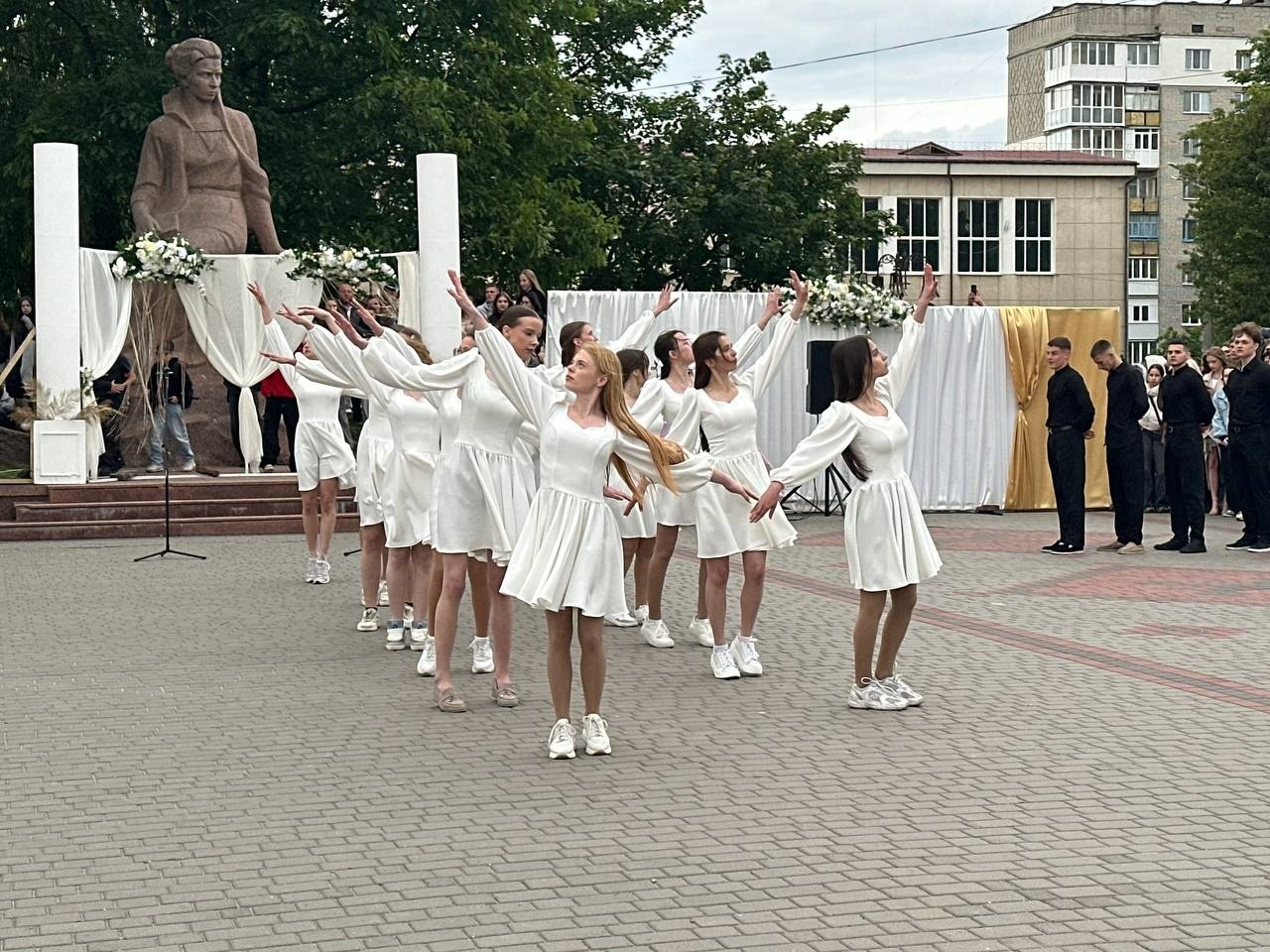 Бал випускників на площі Звягеля