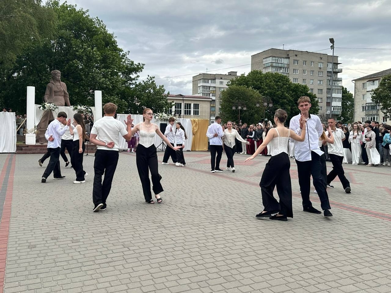 Бал випускників на площі Звягеля