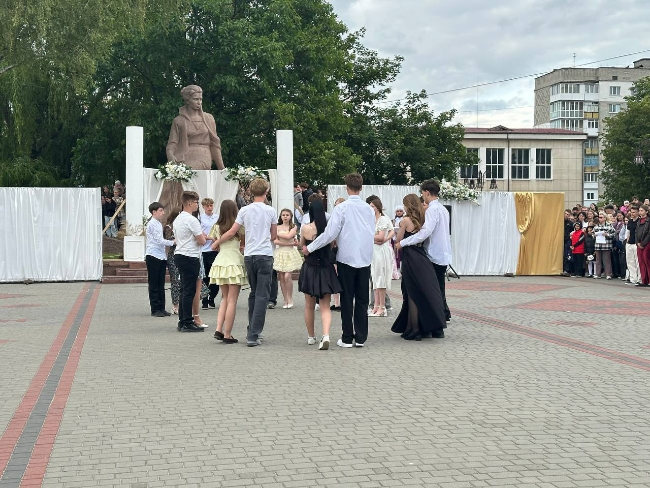 Бал випускників на площі Звягеля