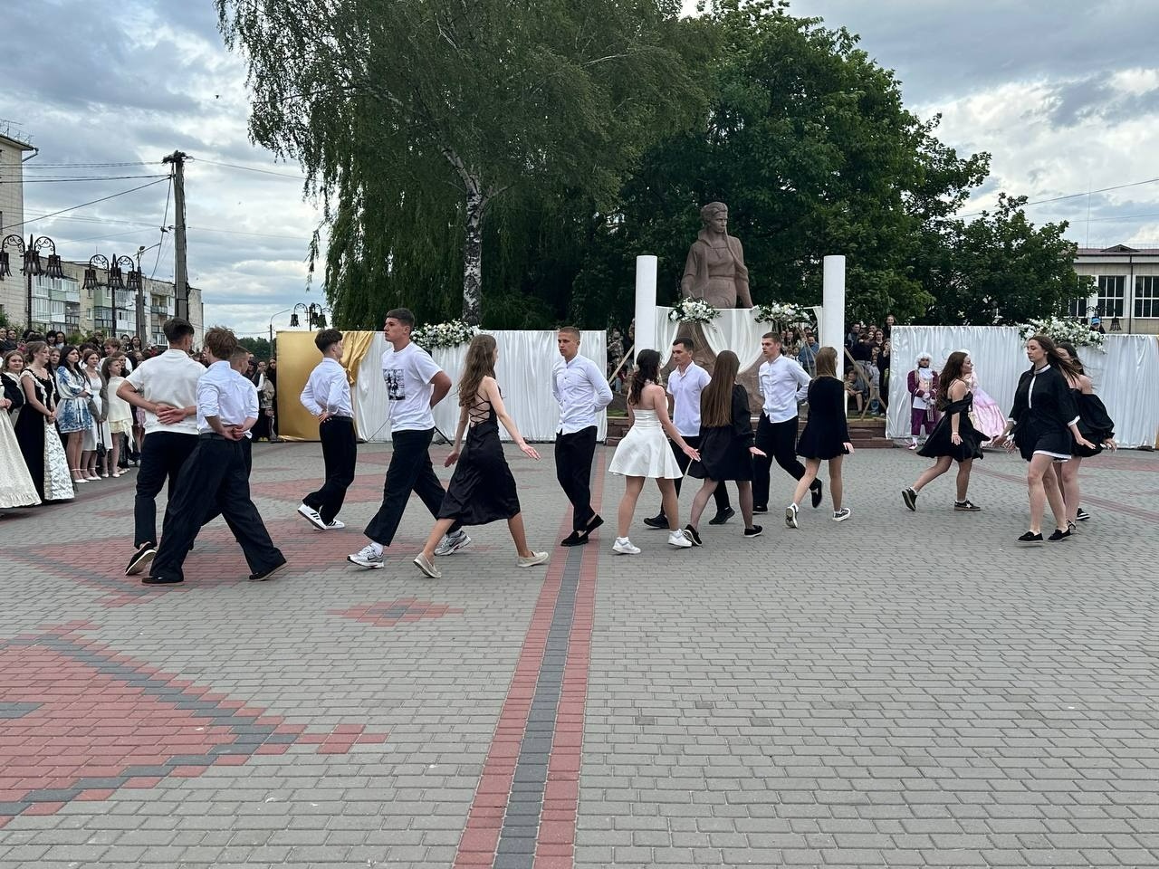 Бал випускників на площі Звягеля