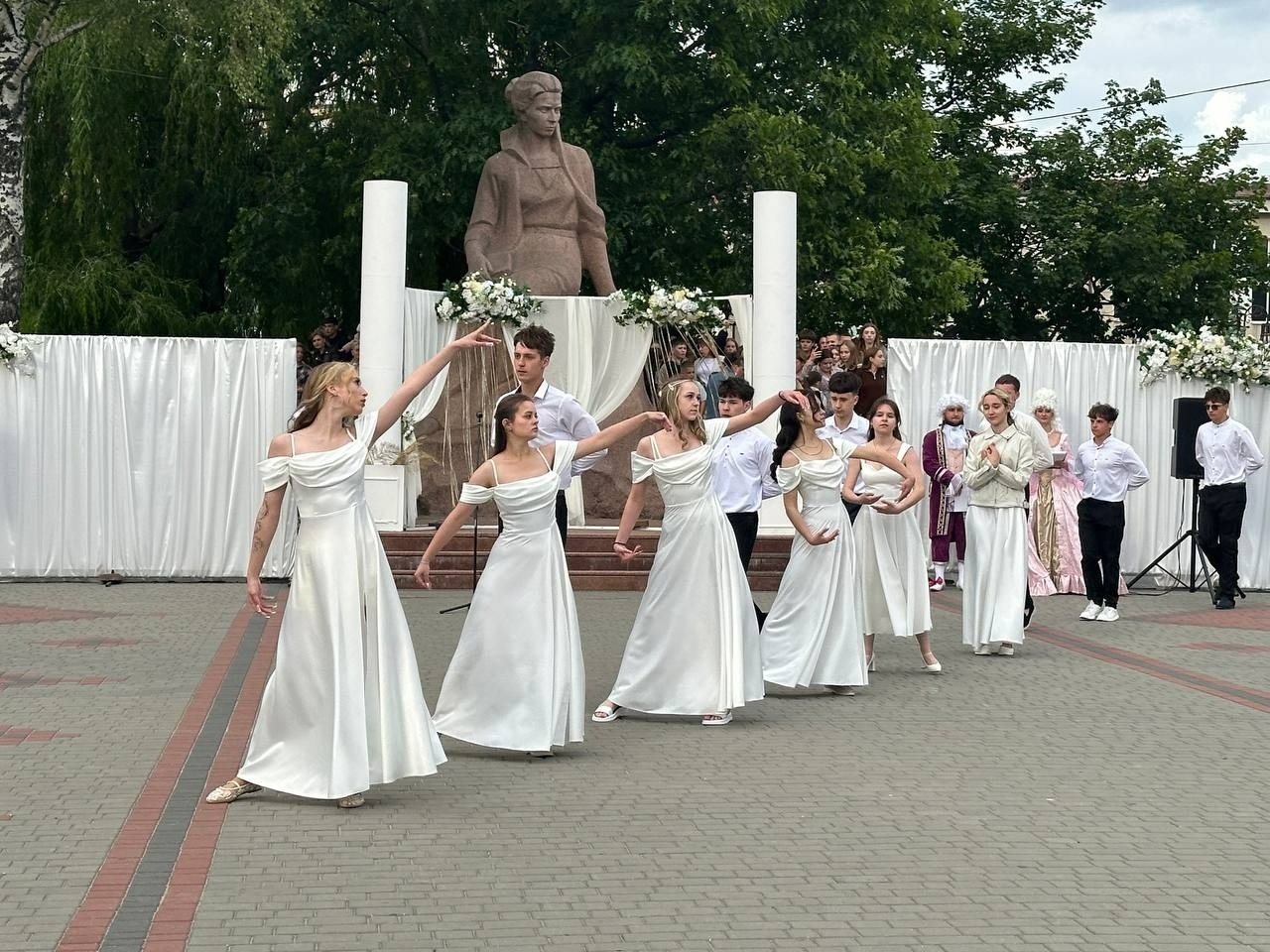 Бал випускників на площі Звягеля