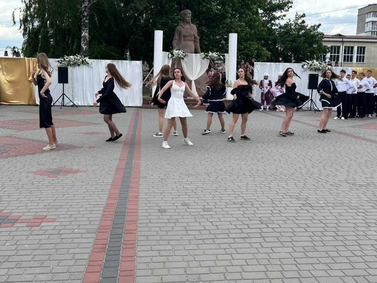 Бал випускників на площі Звягеля