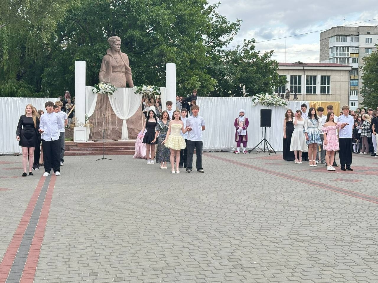 Бал випускників на площі Звягеля