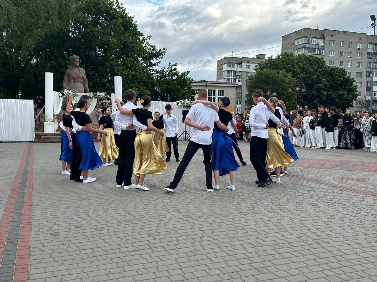 Бал випускників на площі Звягеля
