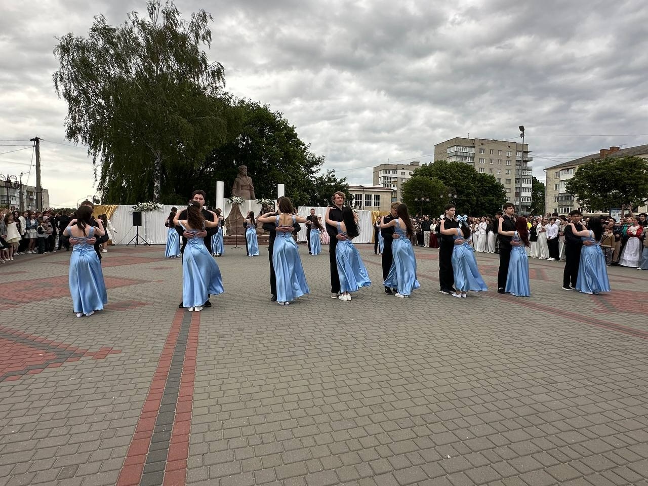 Бал випускників на площі Звягеля