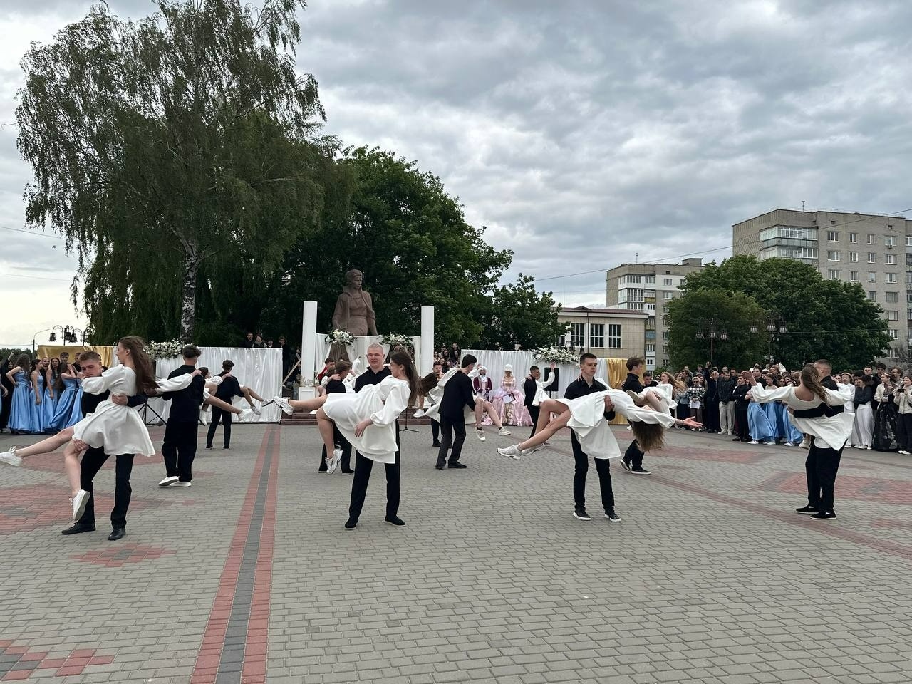 Бал випускників на площі Звягеля