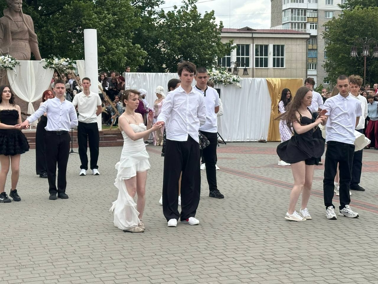 Бал випускників на площі Звягеля