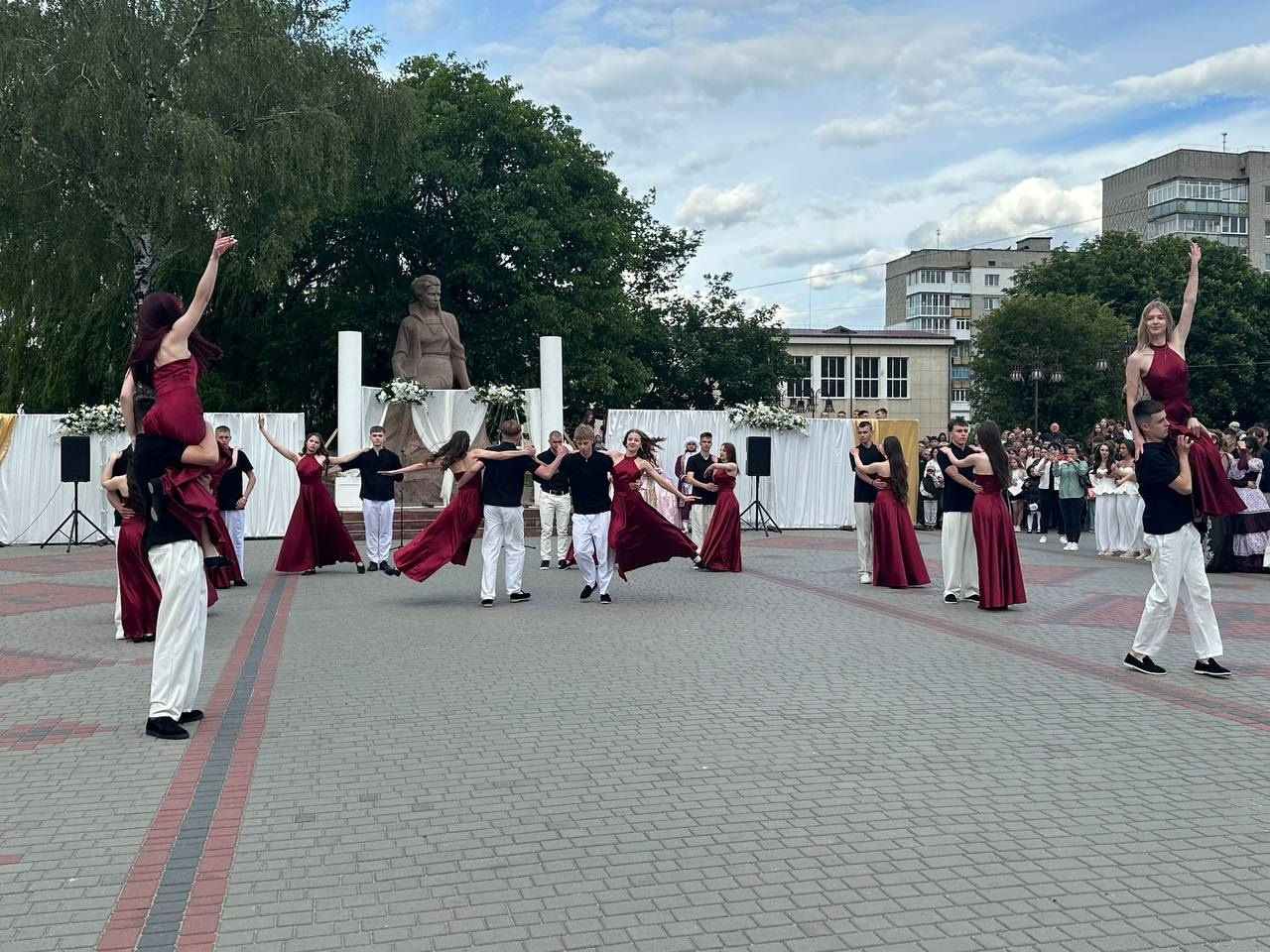 Бал випускників на площі Звягеля