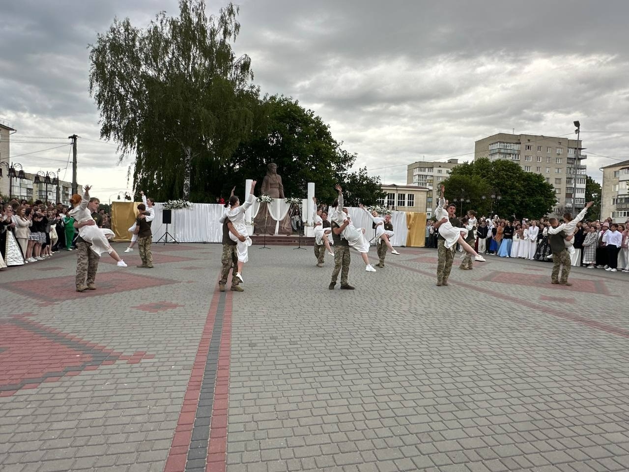 Бал випускників на площі Звягеля