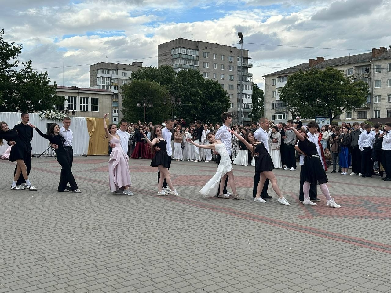 Бал випускників на площі Звягеля