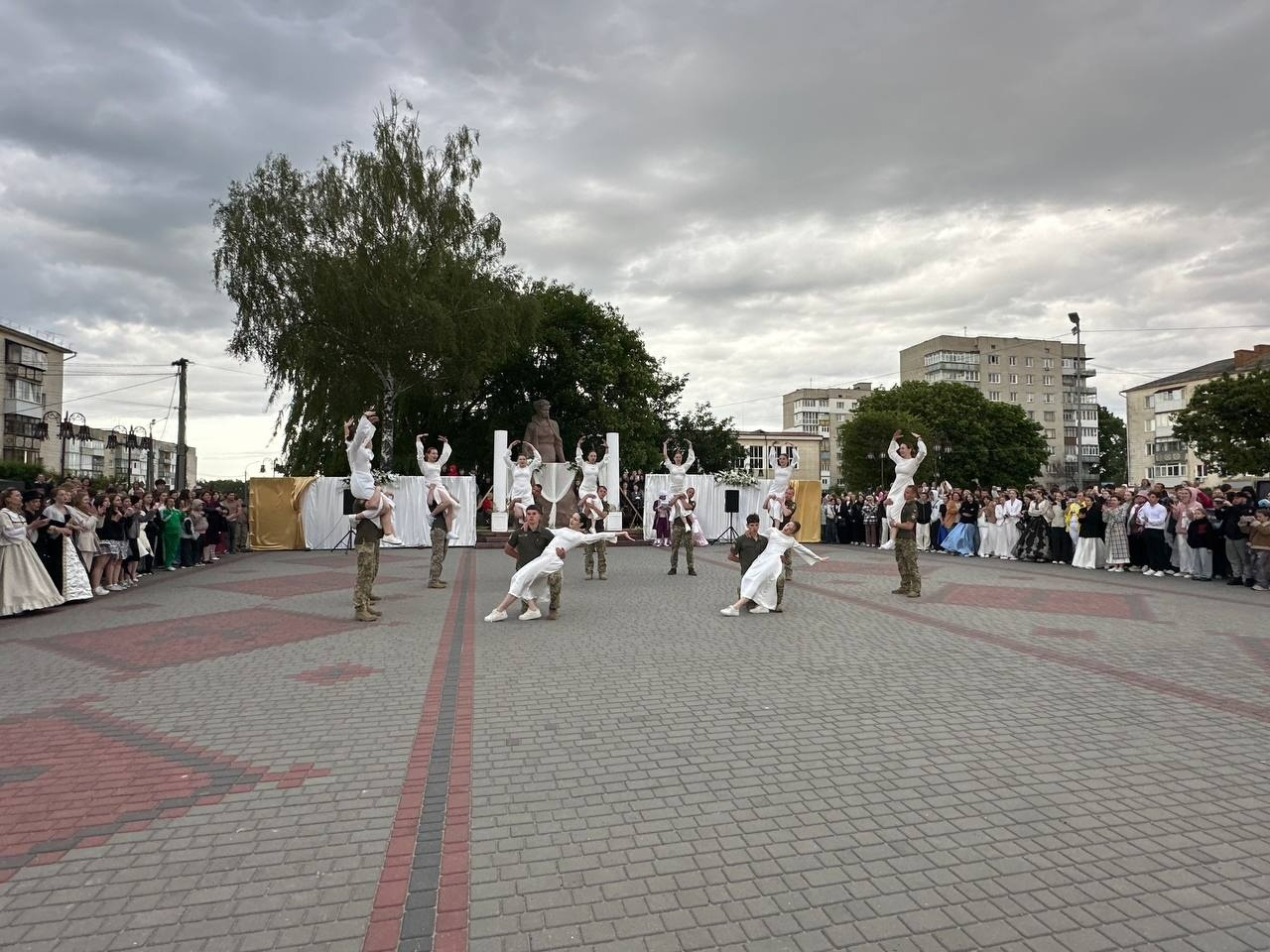 Бал випускників на площі Звягеля